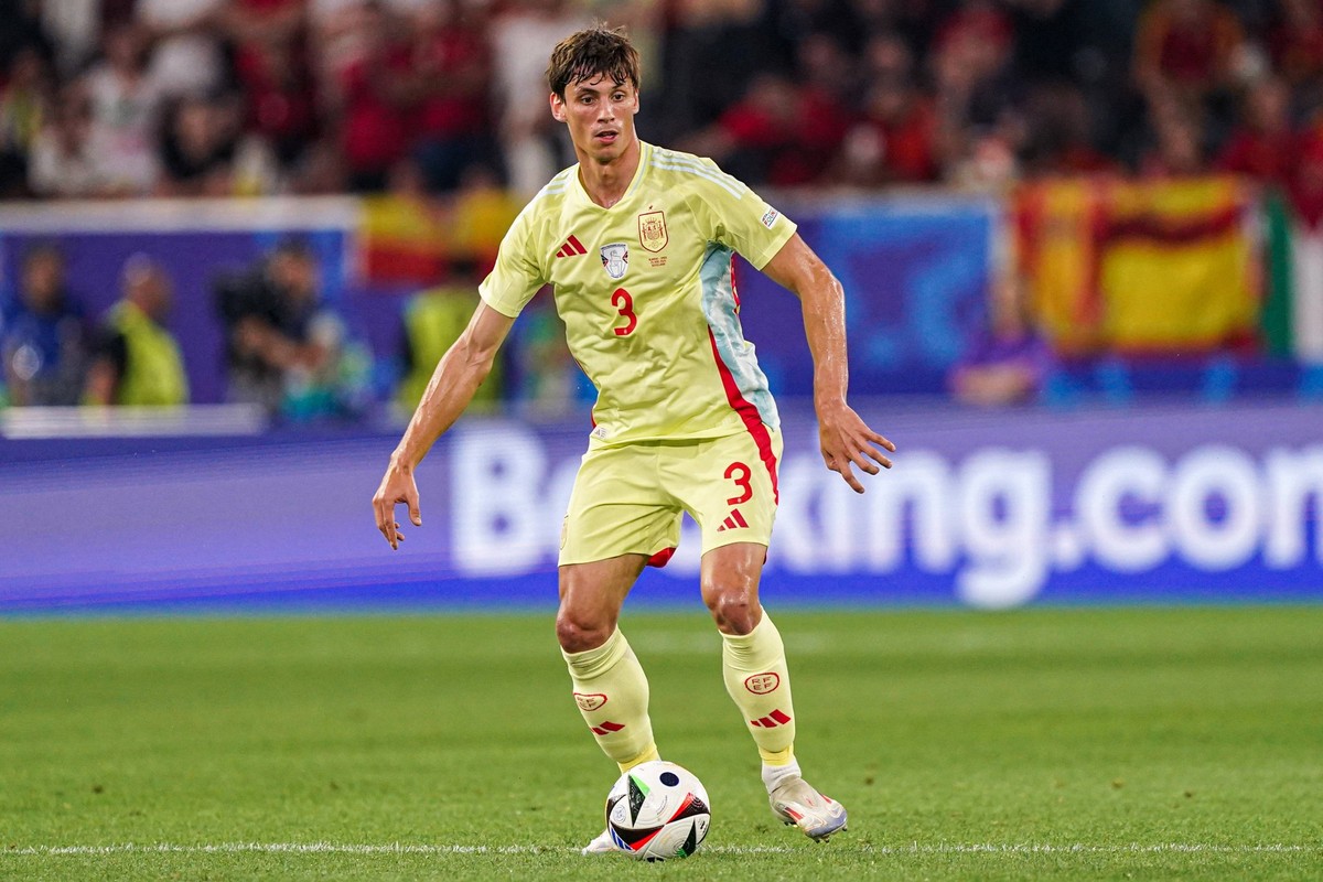 2024-06-24 Albania v Spain - Group B - UEFA EURO, EM, Europameisterschaft,Fussball 2024 DUSSELDORF, GERMANY - JUNE 24: Robin Le Normand of Spain dribbles during the Group B - UEFA EURO 2024 match betw ...