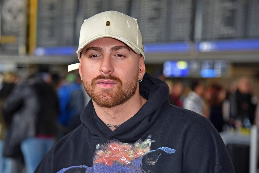 Luigi Gigi Birofio beim Abflug der ICH BIN EIN STAR - HOLT MICH HIER RAUS Dschungelcamp-Kandidaten nach Australien am Frankfurt International Airport in Frankfurt am Main am 01.01.2023 *** Luigi Gigi  ...