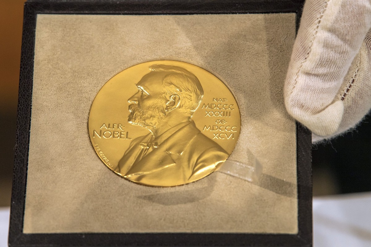 ARCHIV - 08.12.2020, Bayern, München: Auf der Vorderseite der goldenen Medaille zum Physik-Nobelpreis ist Alfred Nobel abgebildet. (Archivbild) (zu dpa: «Medizin-Nobelpreis an drei Immunforscher») Fot ...