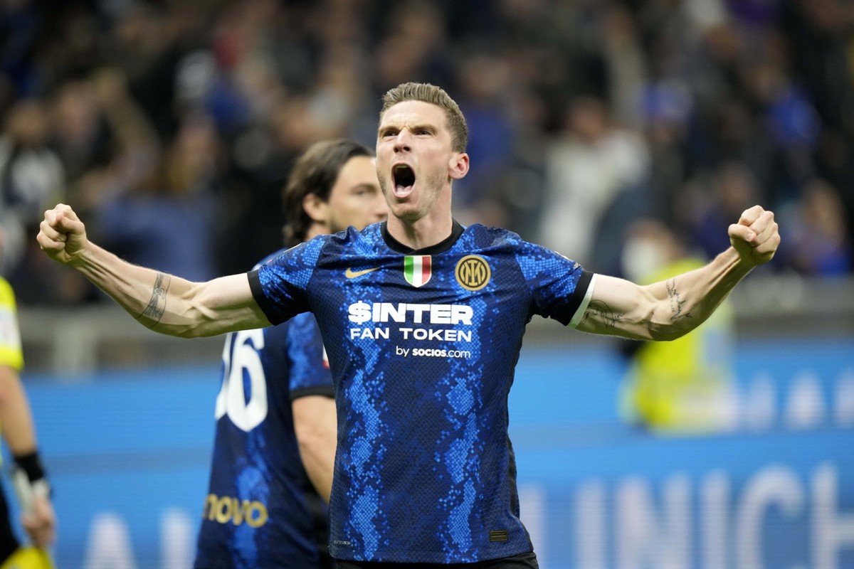 ARCHIV - 19.04.2022, Italien, Mailand: Fu�ball: Pokal Italien, Halbfinale, R�ckspiel, Inter Mailand - AC Mailand. Robin Gosens von Inter Mailand jubelt nach dem Tor zum 3:0. (zu "Berichte: Bayer ...