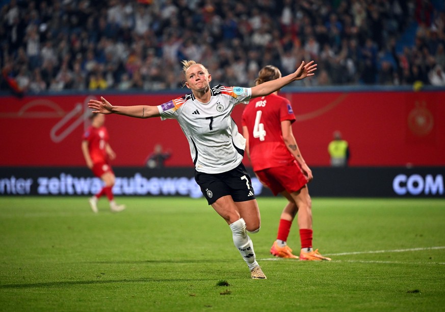 31.05.2024, Mecklenburg-Vorpommern, Rostock: Fußball, Frauen: EM-Qualifikation, Deutschland - Polen, Liga A, Gruppe 4, 3. Spieltag, Ostseestadion. Deutschlands Lea Schüller jubelt über ihren Treffer z ...