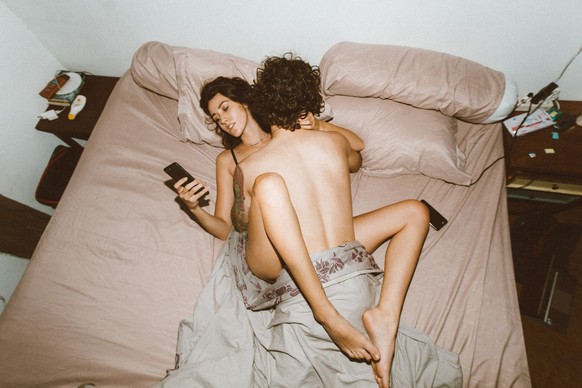 Wer beim Sex lieber aufs Smartphone schaut statt zum Partner, sollte seine Beziehung eventuell hinterfragen.