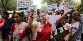 Vergewaltiger bekommen in Indien Sit-ups als Strafe und zünden aus Rache ihr Opfer an