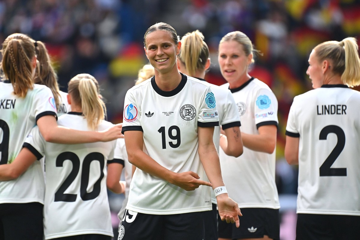 Klara BUEHL GER deutet nach Abseitstor auf eine Band am Handgelenk zur Ehren der verletzten Giulia GWINN GER. Fussball UEFA Women s EURO 2025. Gruppenphase Gruppe C. Deutschland GER - Daenemark DEN 2- ...