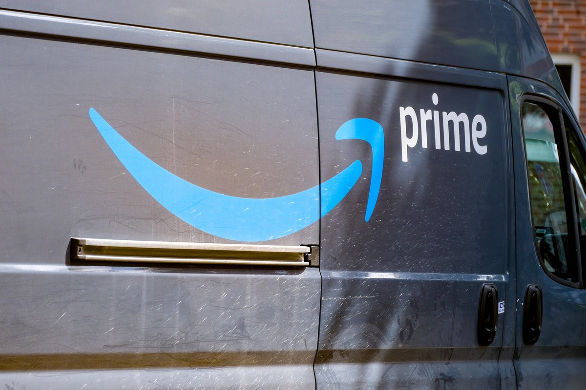 Düsseldorf 15.06.2024 Amazon Logo Prime Lieferwagen Lieferkettengesetz Internetsteuer Amazonsteuer Düsseldorf Nordrhein-Westfalen Deutschland *** Düsseldorf 15 06 2024 Amazon logo Prime delivery van S ...