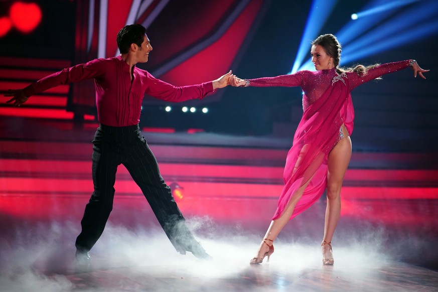 Laura Müller und Christian Polanc tanzen Rumba. 

Die Verwendung des sendungsbezogenen Materials ist nur mit dem Hinweis und Verlinkung auf TVNOW gestattet.