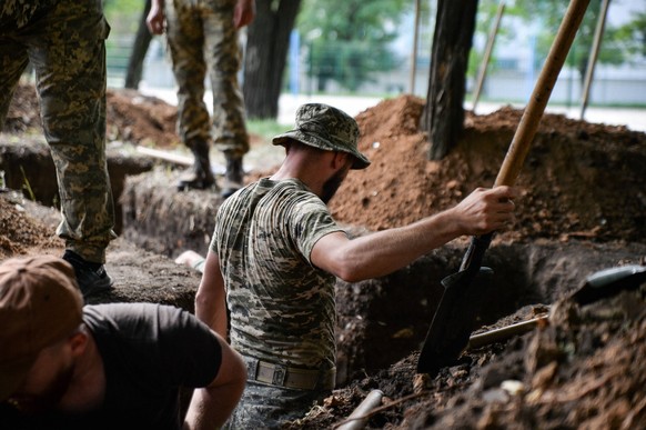 August 27, 2022, Bakhmut, Ukraine: Ukrainian soldiers dig trenches as the frontline continues to move in Donbas. While fighting continues, forces prepare and fortify positions in the region. Bakhmut U ...
