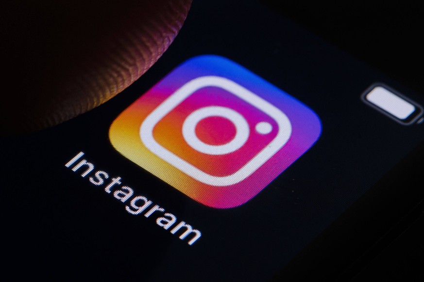 Symbolfoto: Das Logo von Instagram ist auf einem Smartphone zu sehen. Berlin, 10.03.2022 Berlin Deutschland *** Symbol photo Instagram logo can be seen on a smartphone Berlin, 10 03 2022 Berlin German ...