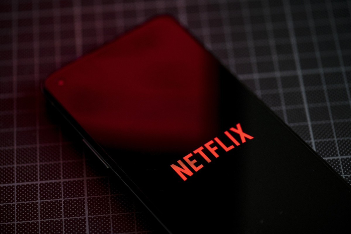 ARCHIV - 21.01.2022, Berlin: Auf dem Bildschirm eines Smartphones ist das Logo von Netflix zu sehen. Die Abonnenten-Zahlen bei Netflix sind nach Beginn des breiten Vorgehens gegen das Teilen von Passw ...
