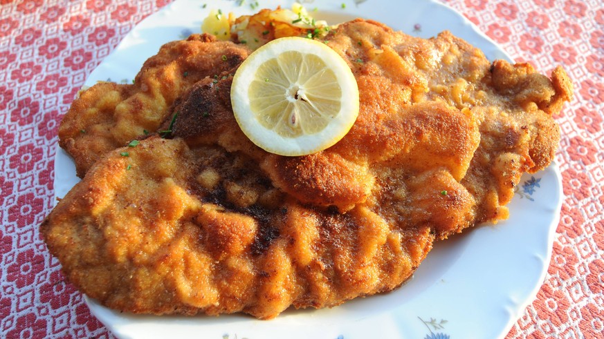 Der Mesnerwirt St Johann ist ein Bauernhaus mit Gastwirtschaft der oberbayerischen Gemeinde Siegsdorf, nahe Traunstein. Hier gibt es ueber die Grenzen von Bayern hinaus bekannte Wiener Schnitzel mit B ...