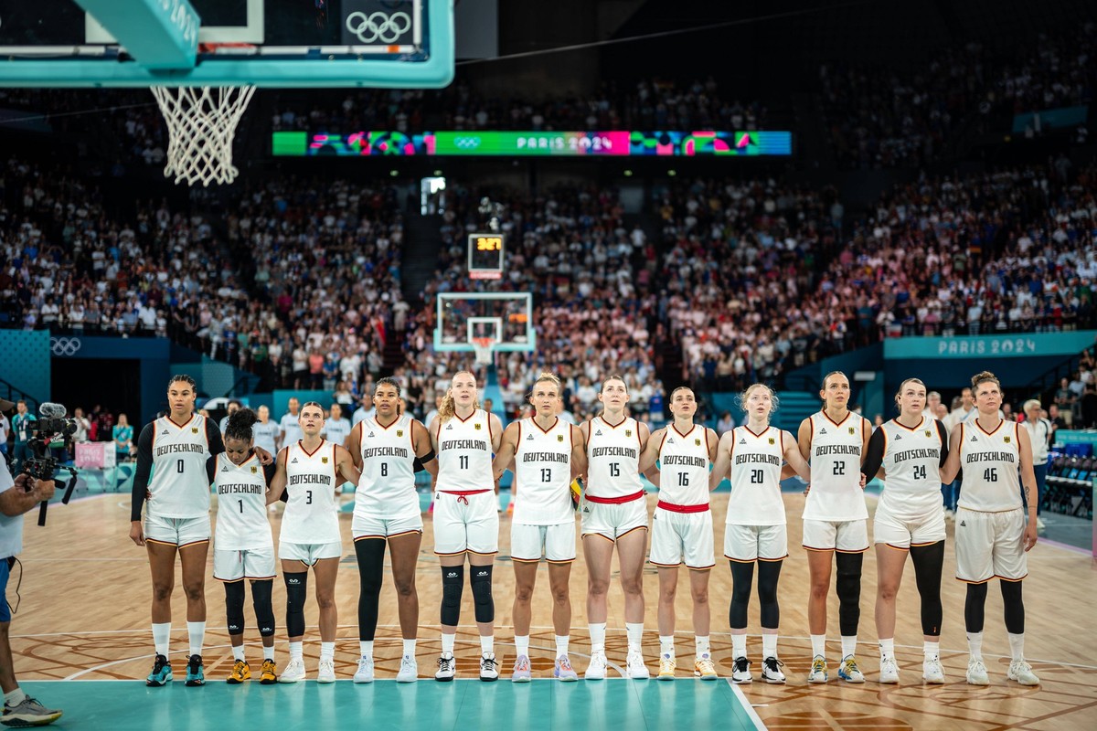 Olympische Spiele Paris 2024 Basketball Paris 07.08.2024 Viertelfinale Frauen Damen Deutschland GER - Frankreich FRA Satou Sabally Deutschland, No.00 Alexis Peterson Deutschland, No.01 Alexandra Wilke ...
