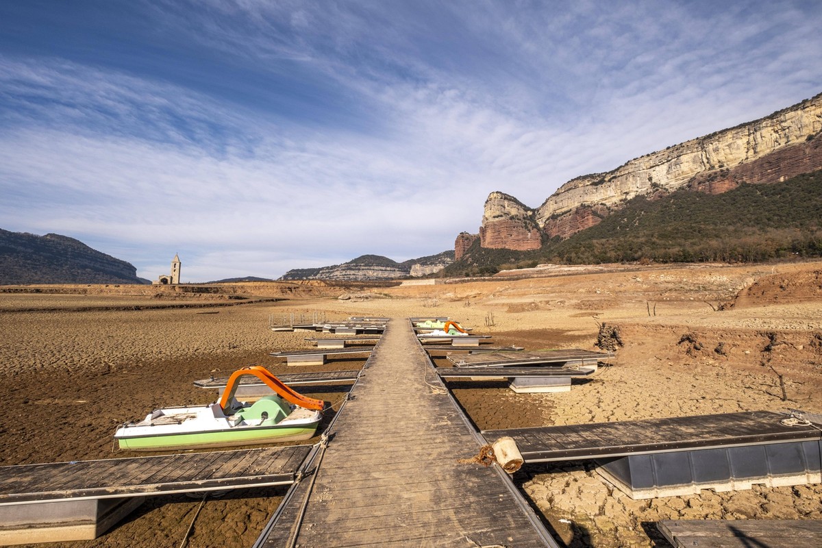 Anlegen auf dem Trockenen am Stausee Panta de Sau mit vier Prozent seiner Wassermenge in der schlimmsten Dürre in der Geschichte Kataloniens in Spanien *** Create at the Dry on Reservoir Panta de Sau ...