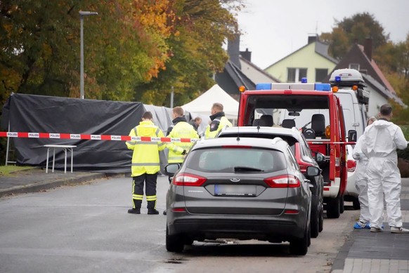 26.10.2023, Nordrhein-Westfalen, Horn-Bad Meinberg: Ermittler stehen in einem von der Polizei abgesperrten Bereich, nachdem eine Leiche gefunden wurde. Nach dem Fund einer m