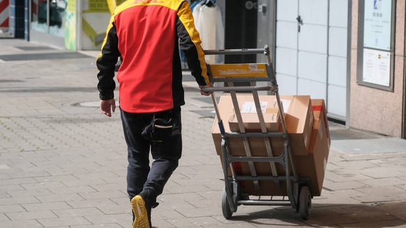 Düsseldorf 12.04.2023 Post DHL Paket Pakete Paketwagen Postpaketwagen Paketzusteller Amazon Retouren Retoure CO2 Online shoppen einkaufen onlineshopping Internetshopping Paketboom Paketbote Paketsteue ...