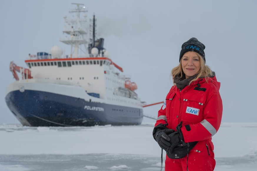HANDOUT - 20.09.2023, ---, Arktis: Antje Boetius, Direktorin des Alfred-Wegener-Instituts, steht neben dem Eisbrecher «Polarstern». Das Meereis in der zentralen Arktis ist in diesem Sommer nicht ganz  ...