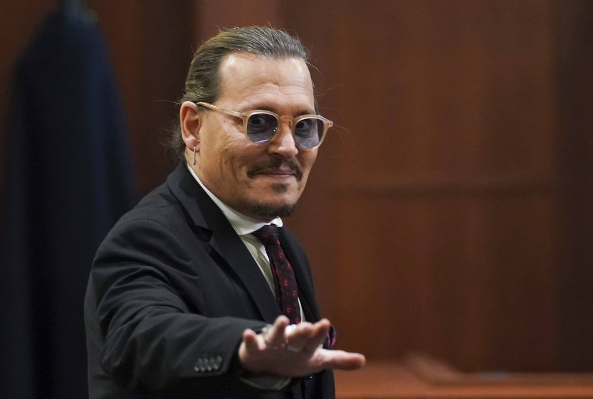 ARCHIV - 18.05.2022, USA, Fairfax: Der Schauspieler Johnny Depp winkt, als er den Gerichtssaal im Fairfax County Circuit Courthouse verl�sst. Der Schauspieler Johnny Depp lag im Rechtsstreit mit seine ...
