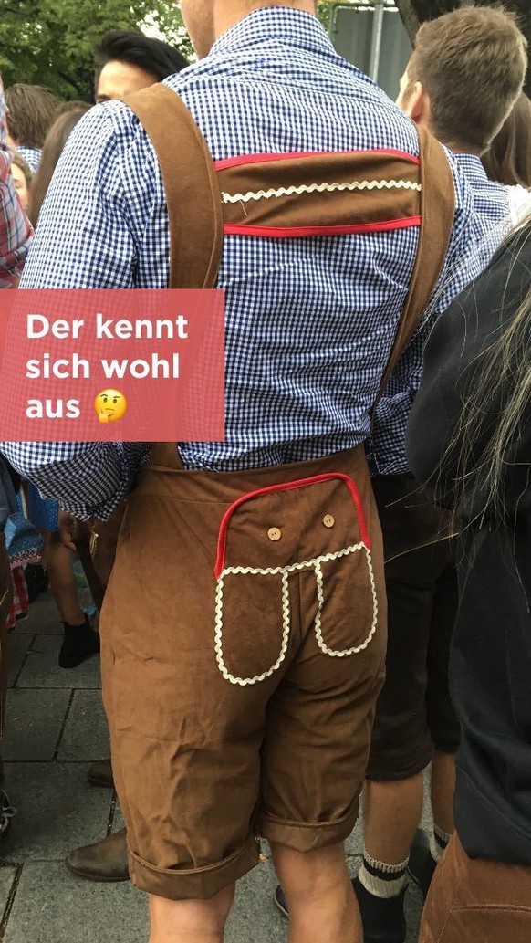 Für alle Preißn: Dieser Besucher trägt die Lederhose verkehrt rum.