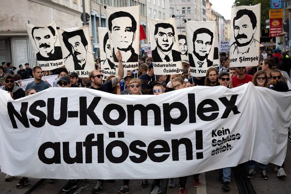 Proteste am Rande der Urteilsverkündung: Demonstranten forderten vor dem Münchner Oberlandesgericht unter dem Motto "Keinen Schlusstrich" eine weitere Aufdeckung der Hintergründe der Terrorzelle und m ...