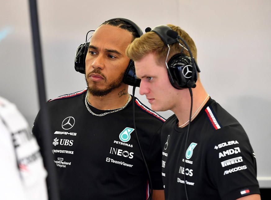 Sport Bilder des Tages Formel 1 Testfahrten in Bahrain 2023 / 23.02.2023, Bahrain International Circuit, Sakhir, Formel 1 Testfahrten in Bahrain 2023 , im Bild Lewis Hamilton GBR, Mercedes-AMG Petrona ...