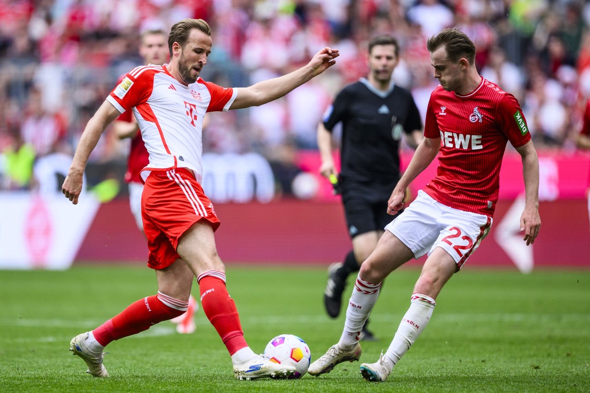 13.04.2024, Bayern, München: Fußball: Bundesliga, Bayern München - 1. FC Köln, 29. Spieltag, Allianz Arena. Münchens Harry Kane (l) in Aktion gegen Kölns Jacob Christensen (r). Foto: Tom Weller/dpa -  ...