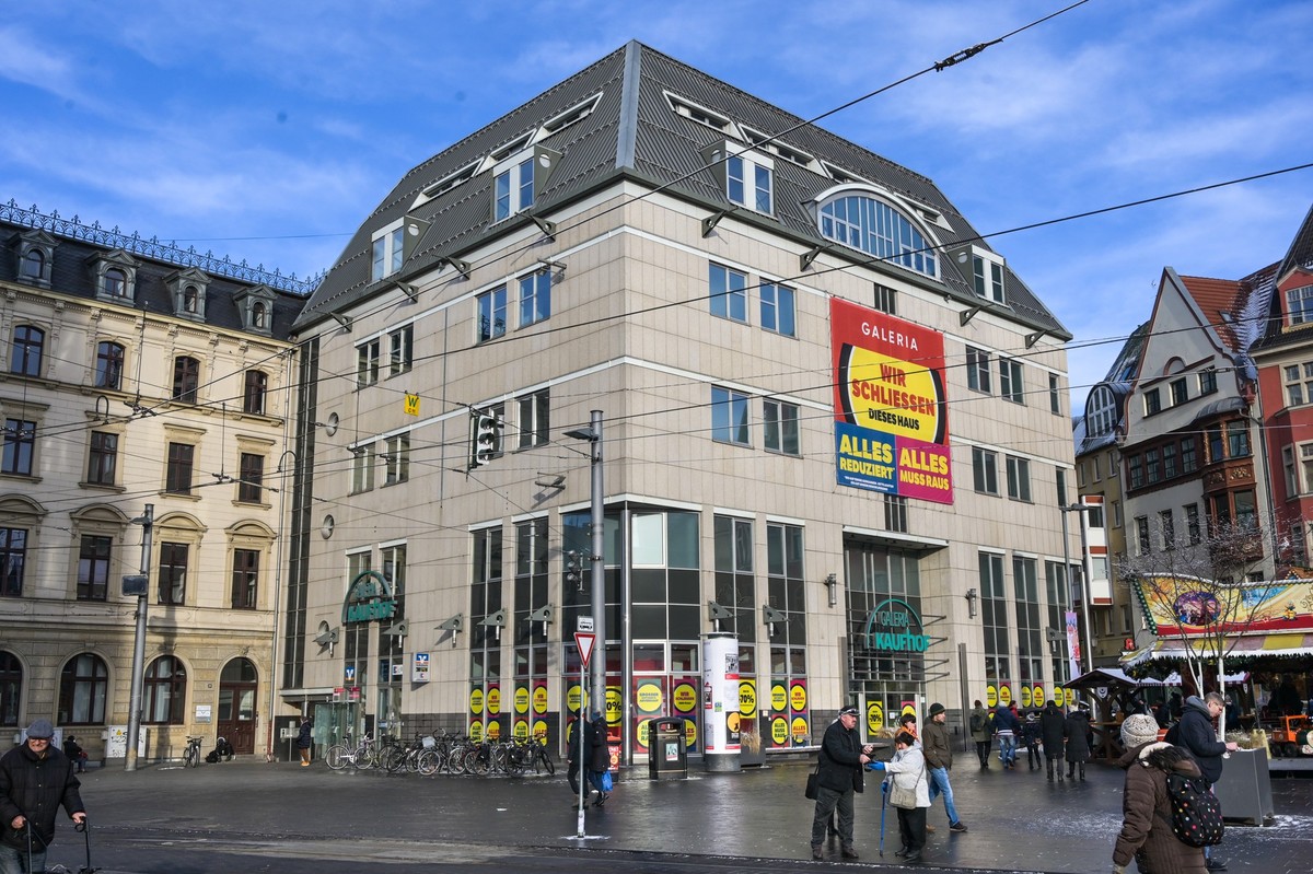 ARCHIV - 18.12.2022, Sachsen-Anhalt, Halle (Saale): Das Kaufhaus Galeria Kaufhof in Halle schließt zum Jahresende. Wie geht es weiter mit Galeria Karstadt Kaufhof? Der angeschlagene Kaufhauskonzern re ...