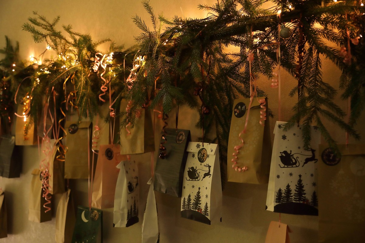 Adventskalender - Merry Christmas - GER, Germany, Deutschland, Berlin, 30.11.2022 - Berlin: Beleuchtete Adventsdekoration in Form eines dekorierten Adventskalenders mit kleinen Überraschungspäckchen f ...