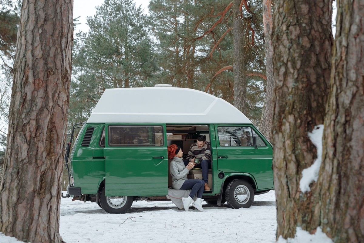Junges Paar beim Campen im Winter