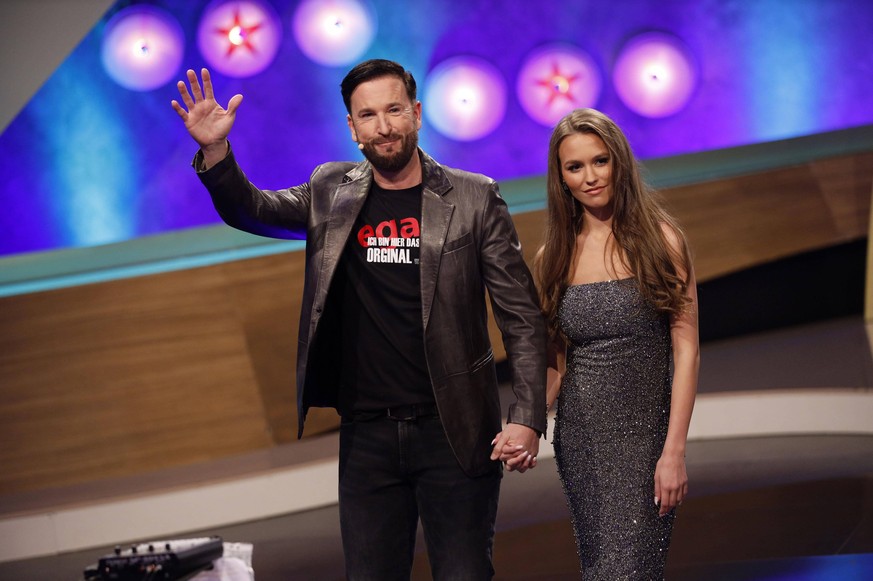 Michael Wendler mit Freundin Laura Müller in der RTL-Live-Show Pocher vs. Wendler - Schluss mit lustig in den NOBEO Studios. Köln-Hürth, 01.03.2020 *** Michael Wendler with girlfriend Laura Müller in  ...