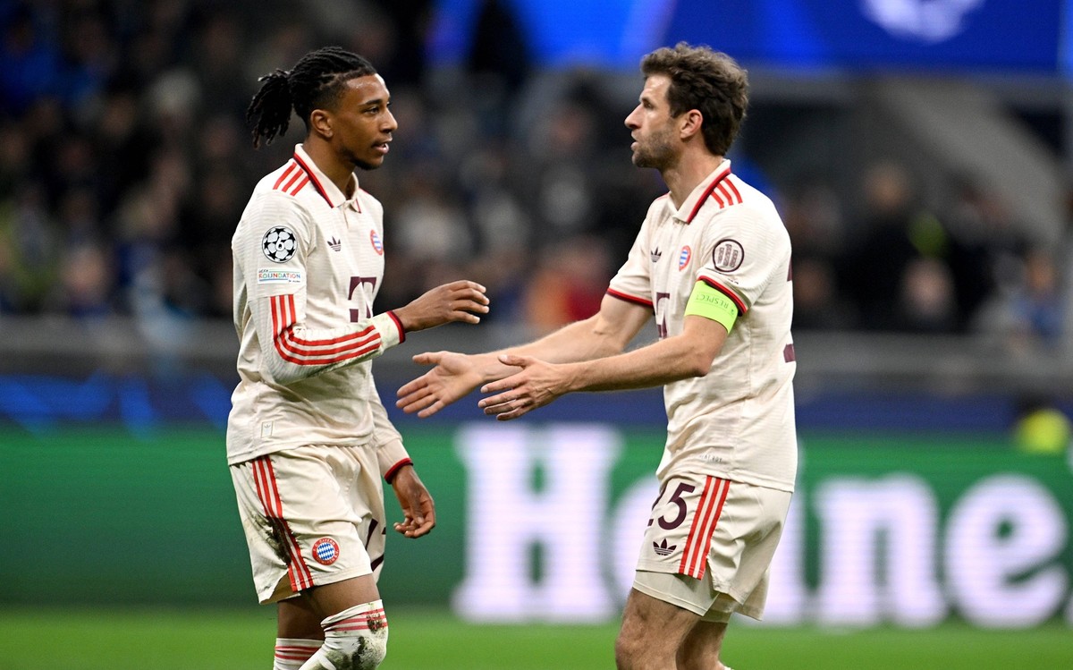 FUSSBALL CHAMPIONS LEAGUE SAISON 2024/2025 Viertelfinal Rueckspiel Inter Mailand - FC Bayern Muenchen 16.04.2025 Michael Olise li, FC Bayern Muenchen mit Thomas Mueller re, FC Bayern Muenchen *** FOOT ...