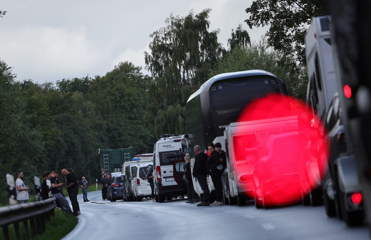 01.08.2023, Schleswig-Holstein, Wacken: Metal-Fans stehen mit ihren Fahrzeugen im Anreisestau. Das Wacken Open-Air (WOA) vom 2. bis 5. August gilt als größtes Heavy-Metal-Festival der Welt und ist mit ...