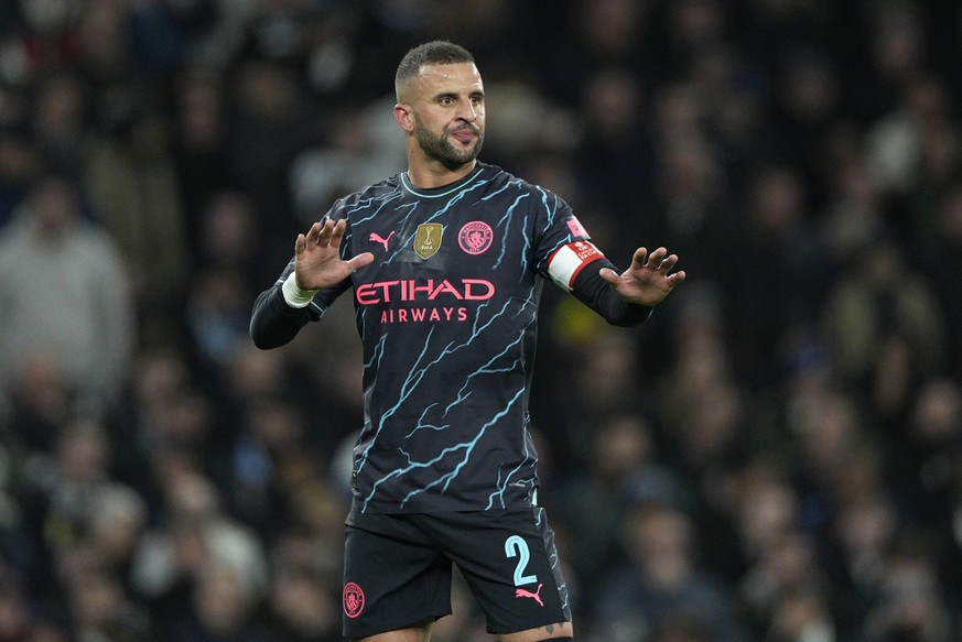 Manchester City&#039;s Kyle Walker gestures during the English FA Cup fourth round soccer match between Tottenham Hotspur and Manchester City in London, Friday, Jan. 26, 2024. (AP Photo/Dave Shopland)