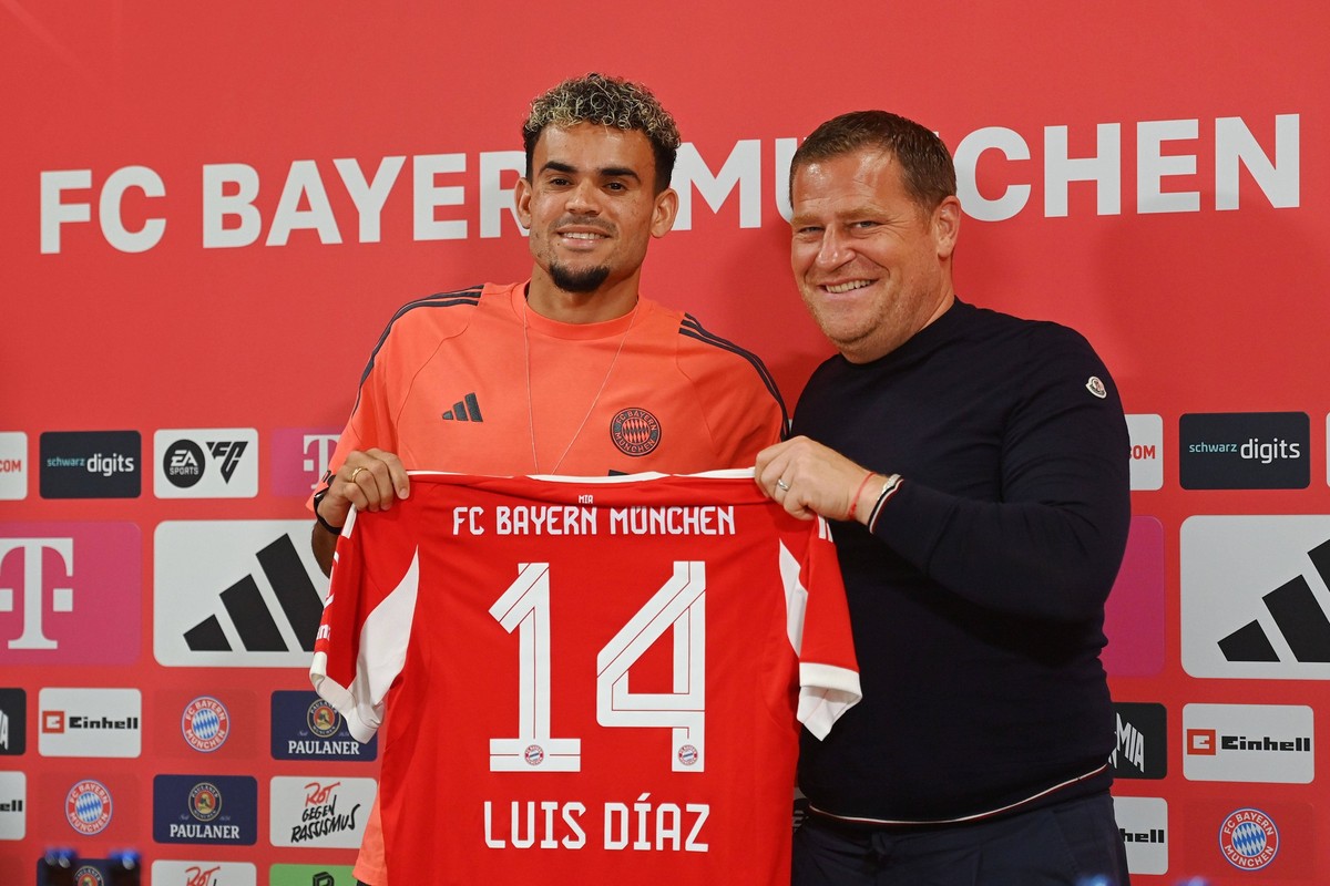 Luis DIAZ Bayern Muenchen mit Max EBERL Sportvorstand FC Bayern Muenchen und dem Trikot mit der Nummer 14. Offizielle Vorstellung Lus DIAZ Bayern Muenchen am 31.07.2025. Fotoagentur *** Luis DIAZ Baye ...