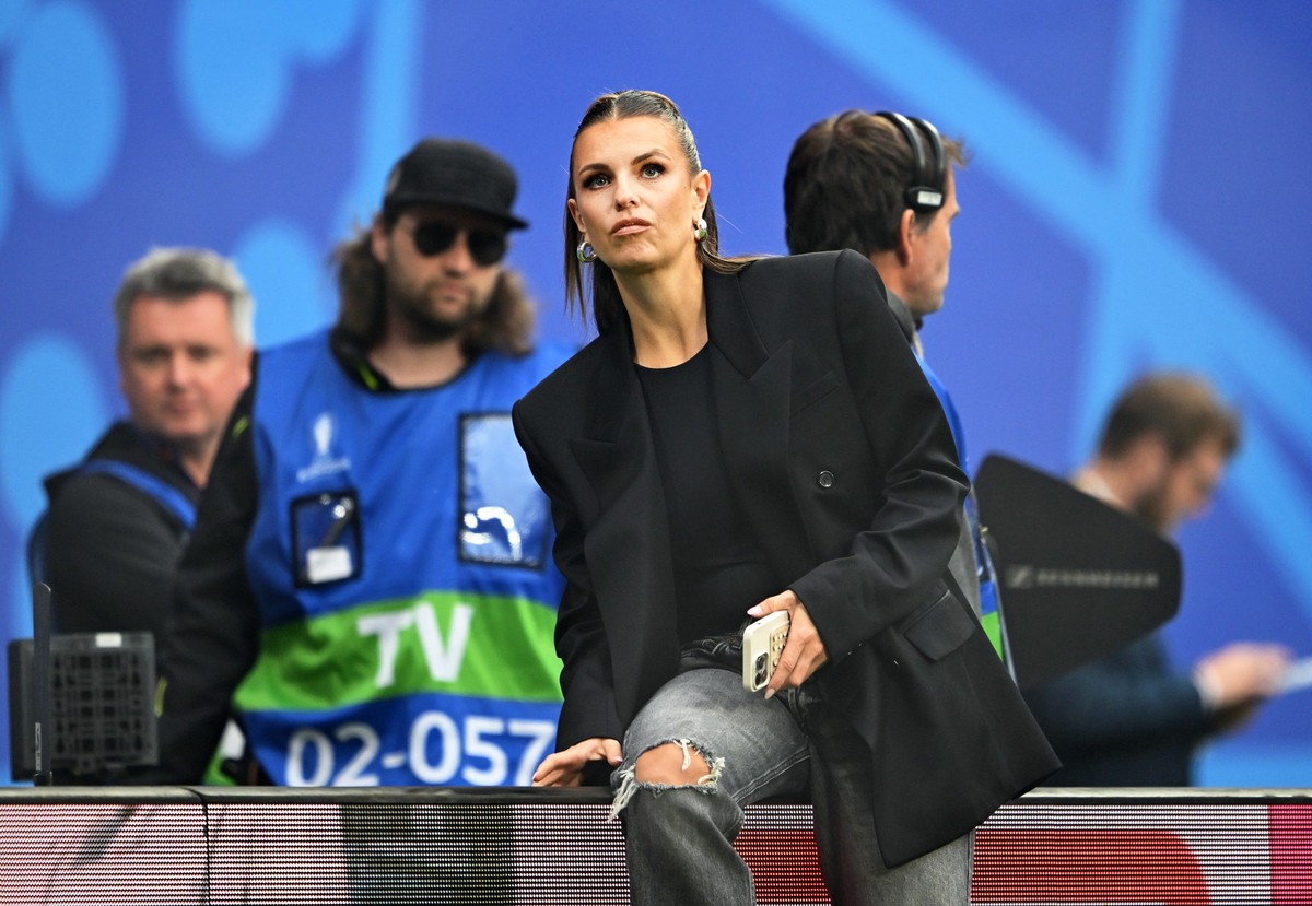 02.07.2024, Sachsen, Leipzig: Fu�ball, UEFA Euro 2024, EM, �sterreich - T�rkei, Finalrunde, Achtelfinale, Leipzig Stadion, Laura Wontorra (vorne), Fernsehmoderatorin, sitzt vor dem Spiel auf einer Wer ...