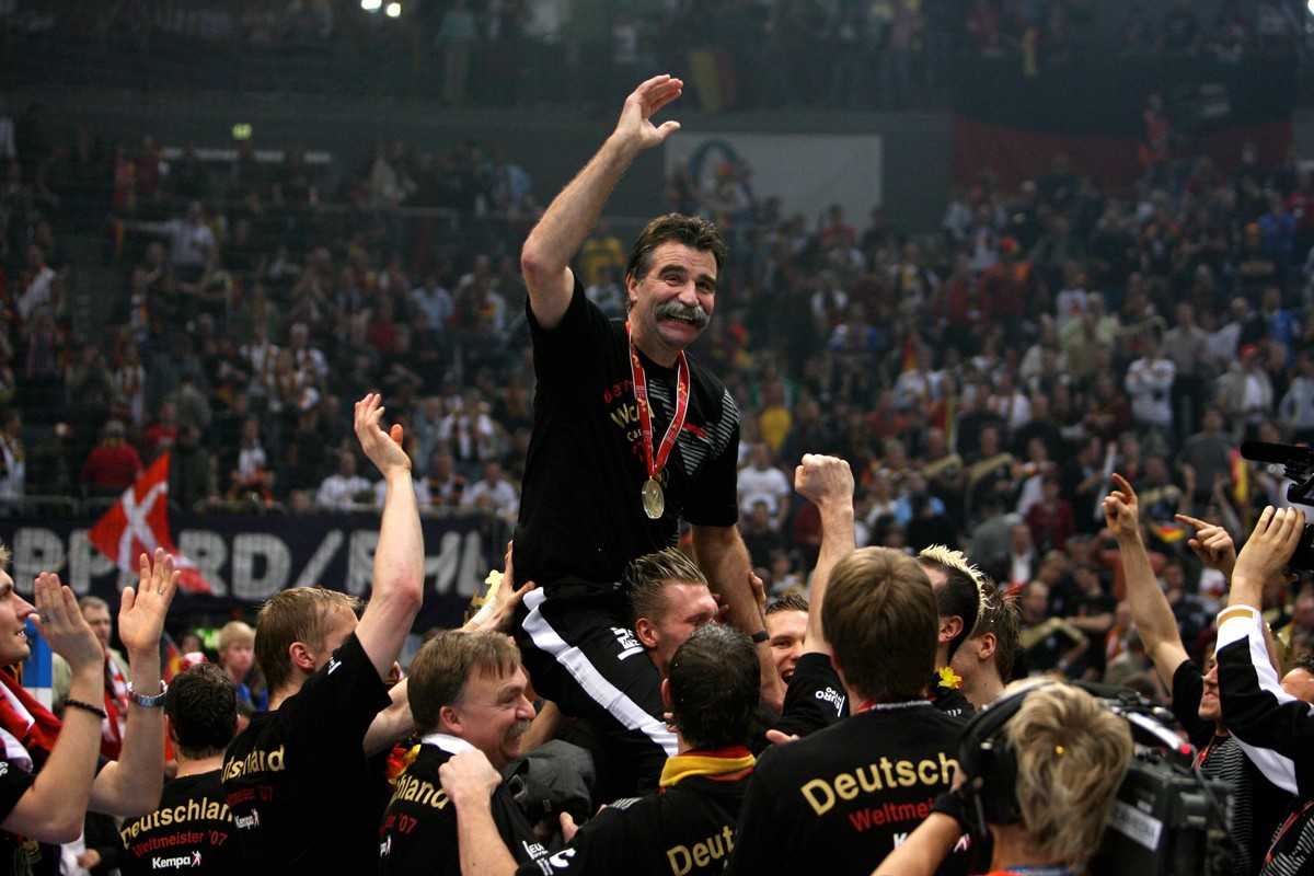 Deutschland ist Weltmeister 2007 - Bundestrainer Heiner Brand auf den Schultern seiner Spieler

Germany is World Champion 2007 German coach Heiner Brand on the Shoulders his Players