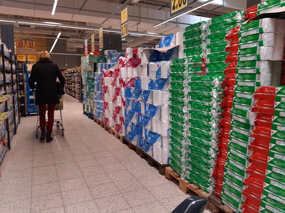 Deutsche fangen in der Pandemiezeit wieder an Klopapier zu hamstern. u.B.z. Klopapierregal im Supermarkt. Klopapier *** Germans start hoarding toilet paper again during the pandemic period e.g. toilet ...