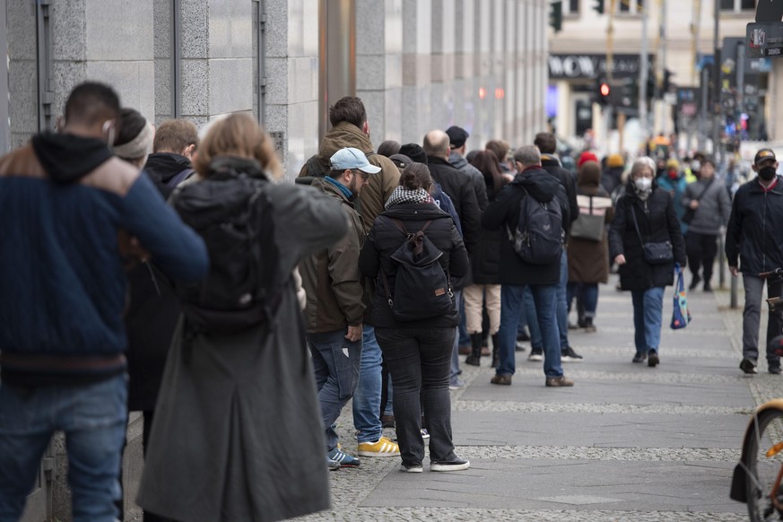 Zahlreiche Menschen stehen in einer Schlange am Ringcenter, um sich in der neuen Impfstelle des Arbeiter-Samariter-Bunds (ASB) gegen das Coronavirus impfen zu lassen.