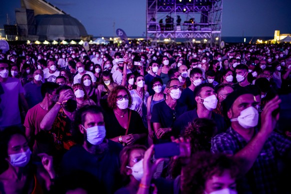 09.07.2021, Spanien, Barcelona: Menschen besuchen das Cruilla Musikfestival in Barcelona und tragen dabei Masken gegen das Coronavirus. Die Bundesregierung behandelt ganz Spanien und damit auch Mallor ...