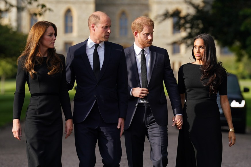 ARCHIV - 10.09.2022, Großbritannien, Windsor: Kate (l-r), Prinzessin von Wales, William, Prinz von Wales, Prinz Harry, Herzog von Sussex, und seine Frau Meghan, Herzogin von Sussex, treffen nach dem T ...