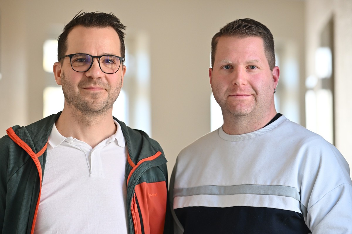13.01.2025, Berlin: Die Tandempartner Marcel Teichmann (l) und Andreas Stolt stehen während einer Pressekonferenz zur inklusive Trainerausbildung «Doppelpass» im Fußball zusammen. Die Tandemausbildung ...