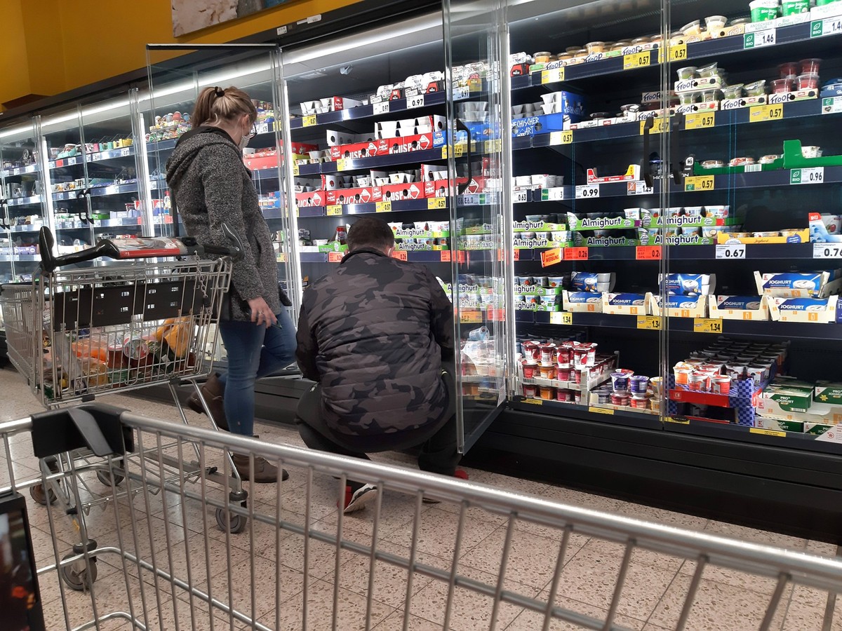 Einkauf in einem Supermarkt oder Discounter. Einkauf *** Shopping in a supermarket or discount store Shopping