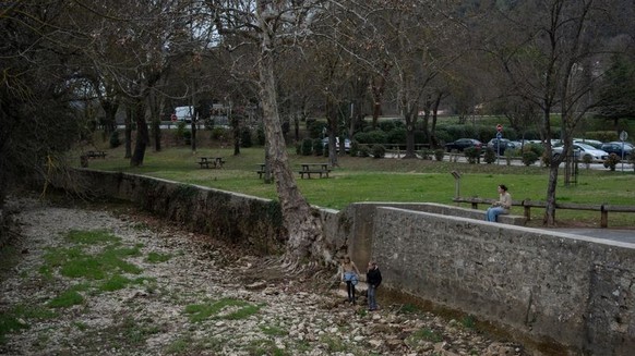 Frankreich, Flassans-sur-Issole: Kinder spielen in einem ausgetrockneten Flussbett. Frankreich trifft angesichts anhaltender Trockenheit Sofortmaßnahmen, um sich für einen erneuten Dürre-Sommer zu rüs ...