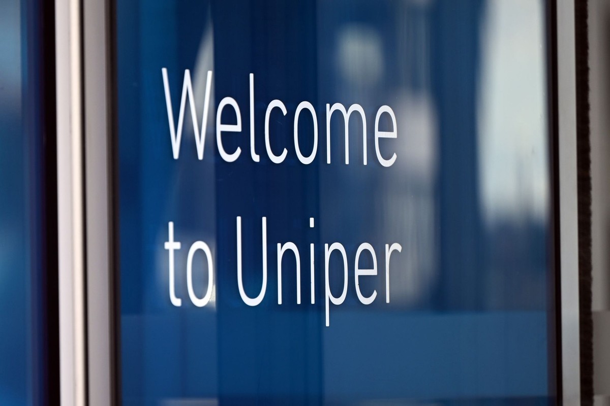 ARCHIV - 20.09.2022, Nordrhein-Westfalen, Düsseldorf: &quot;Welcome to Uniper&quot; steht an der Drehtür zur Uniper-Zentrale. Vor dem Hintergrund des russischen Gas-Lieferstopps wird der Bund Mehrheit ...