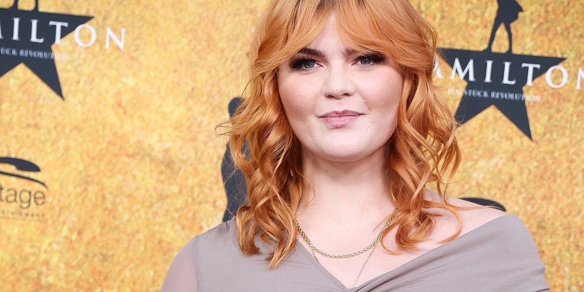 ARCHIV - 06.10.2022, Hamburg: Sophie Passmann, Autorin, Schauspielerin und Radiomoderatorin, kommt über den Roten Teppich zur Deutschland-Premiere des Musicals &quot;Hamilton&quot; im Operettenhaus Ha ...
