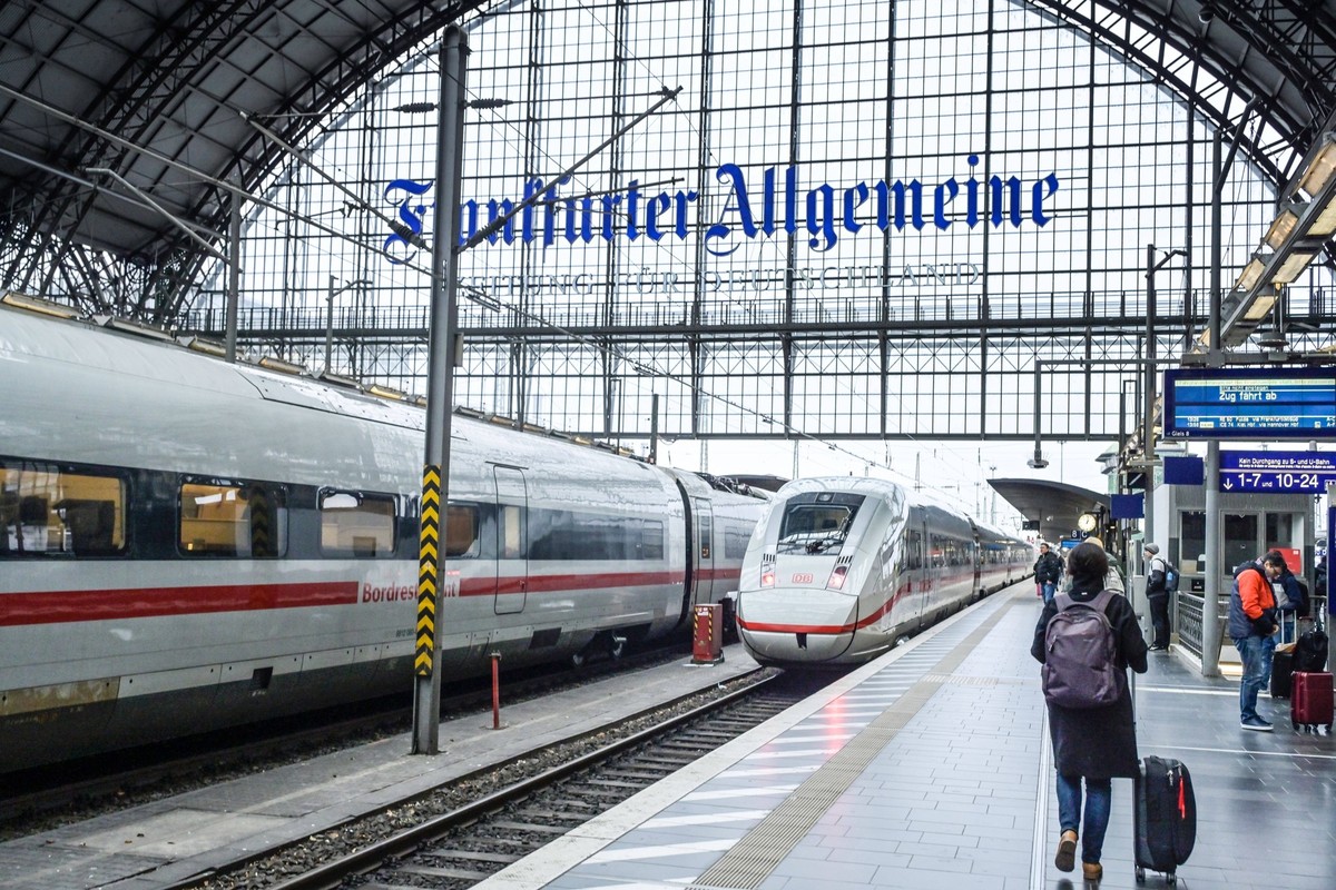 ICE, Bahnsteig, Hauptbahnhof, Frankfurt am Main, Hessen, Deutschland *** ICE, platform, main station, Frankfurt am Main, Hesse, Germany