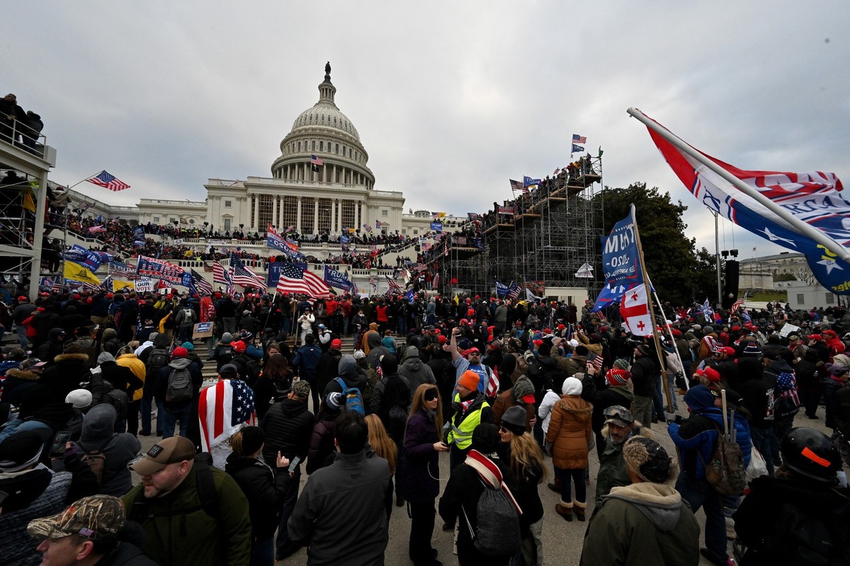 ARCHIV - 06.01.2021, USA, Washington: Anhänger von US-Präsident Donald Trump stürmen das US-Kapitol, wo die Gesetzgeber den Sieg des gewählten Präsidenten Joe Biden bei den Wahlen im November bestätig ...
