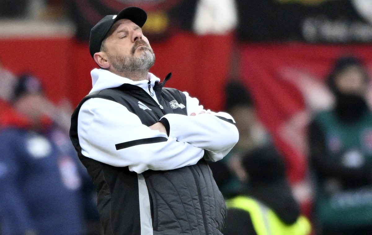Trainer Coach Steffen Baumgart 1. FC Union Berlin FCU am Spielfeldrand Enttaeuschung enttaeuscht nach vergebener Torchance Gestik Geste 1. FC Heidenheim 1846 FCH vs 1. FC Union Berlin FCU 11.01.2025 D ...