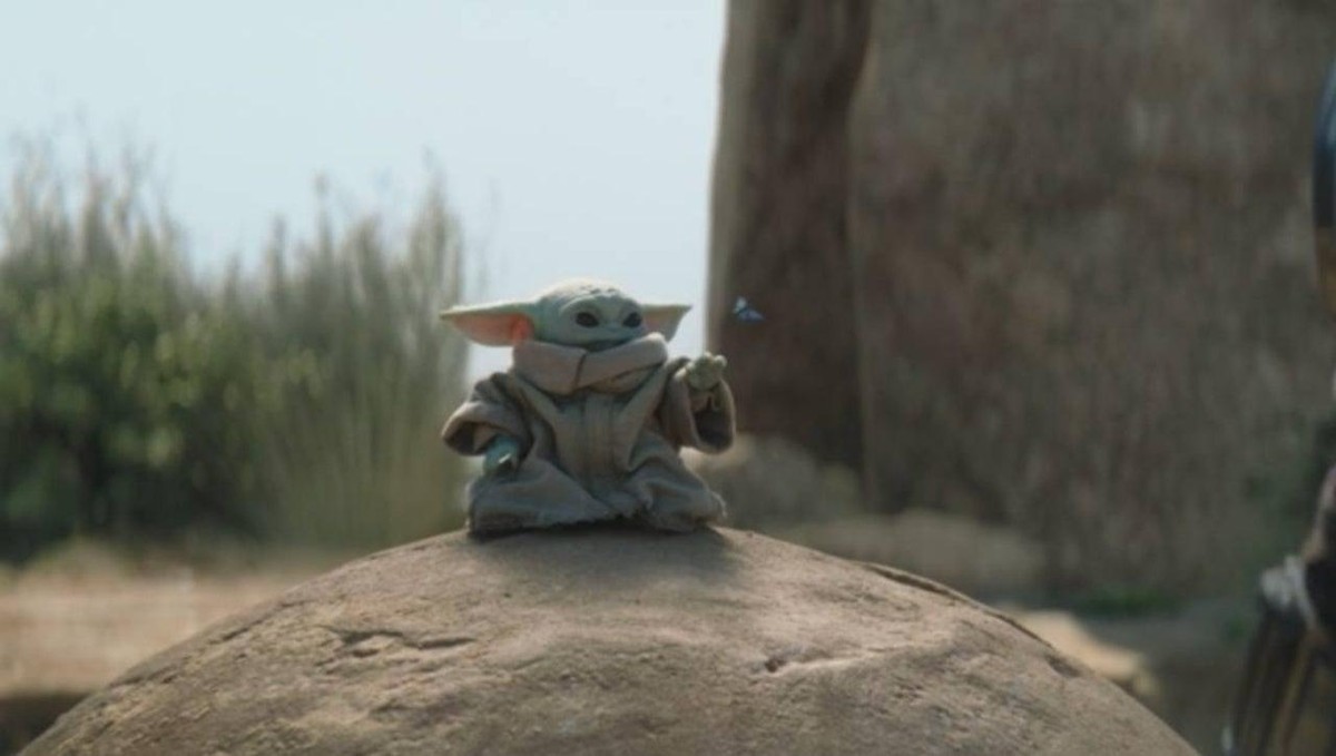 Baby Yoda und ein Schmetterling in "The Mandalorian".
