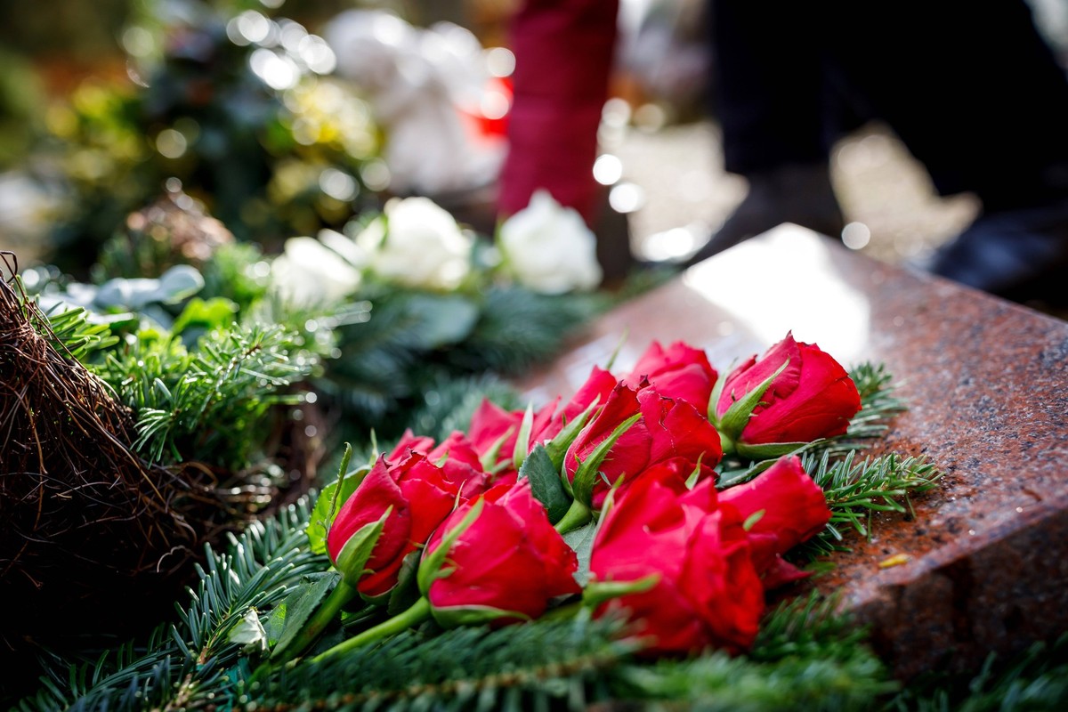 Symbolfoto Totensonntag DEU/Deutschland/Brandenburg/Cottbus, 25.11.2023, Symbolfoto Friedhof / Totensonntag, Grabpflege - vor dem Totensonntag sind Blumen Rosen auf einem Grab niedergelegt. Am 26. Nov ...