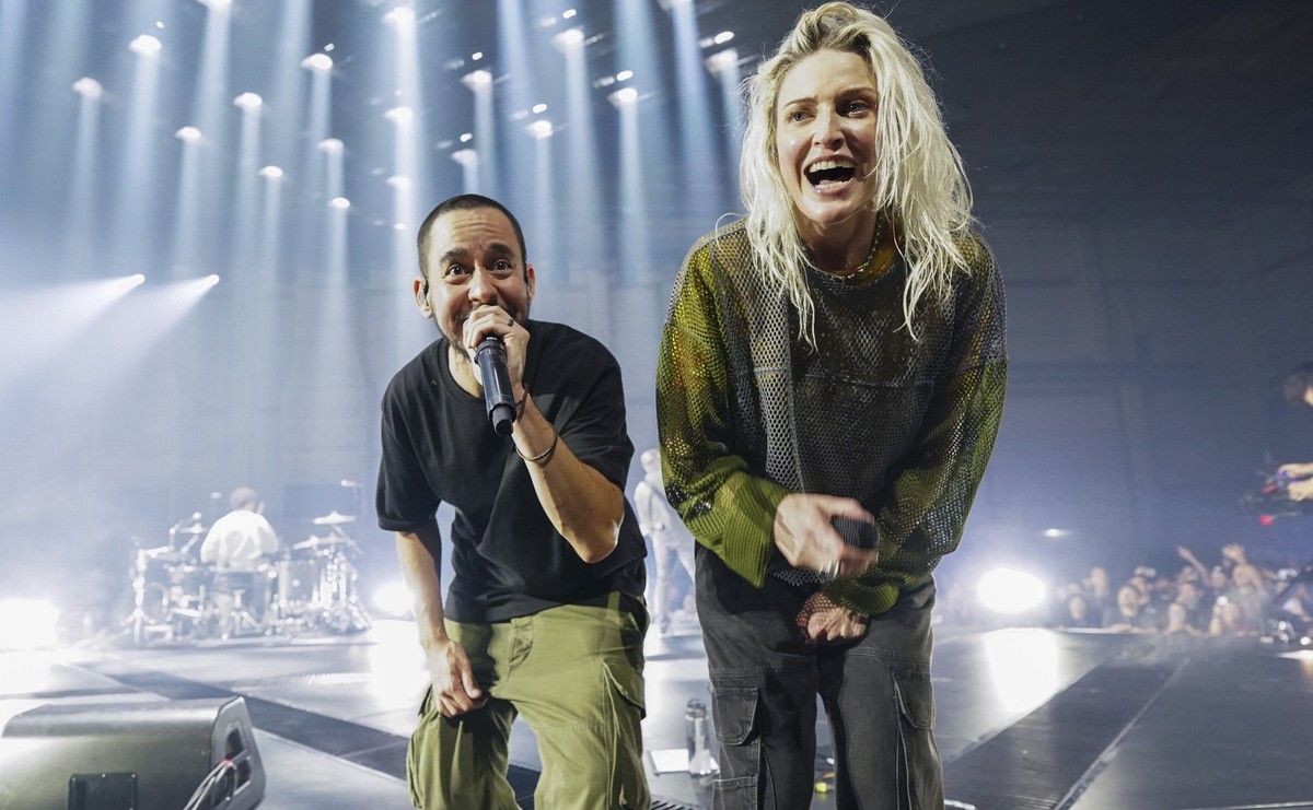 ARCHIV - 05.09.2024, USA, Los Angeles: Mike Shinoda (l) und Emily Armstrong von Linkin Park geben ein Konzert. Nach sieben Jahren Pause meldet sich die US-Band Linkin Park zurück - mit einer neuen Fro ...