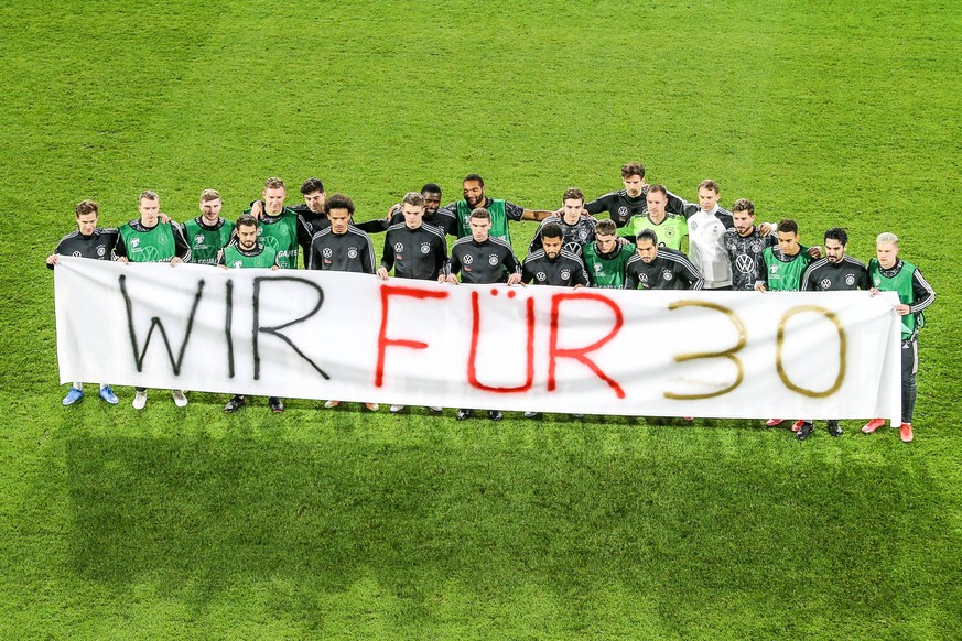 "Wir für 30": Vor Beginn des Spiels protestiert die deutsche Nationalmannschaft erneut für Menschenrechte im Wüstenstaat Katar.